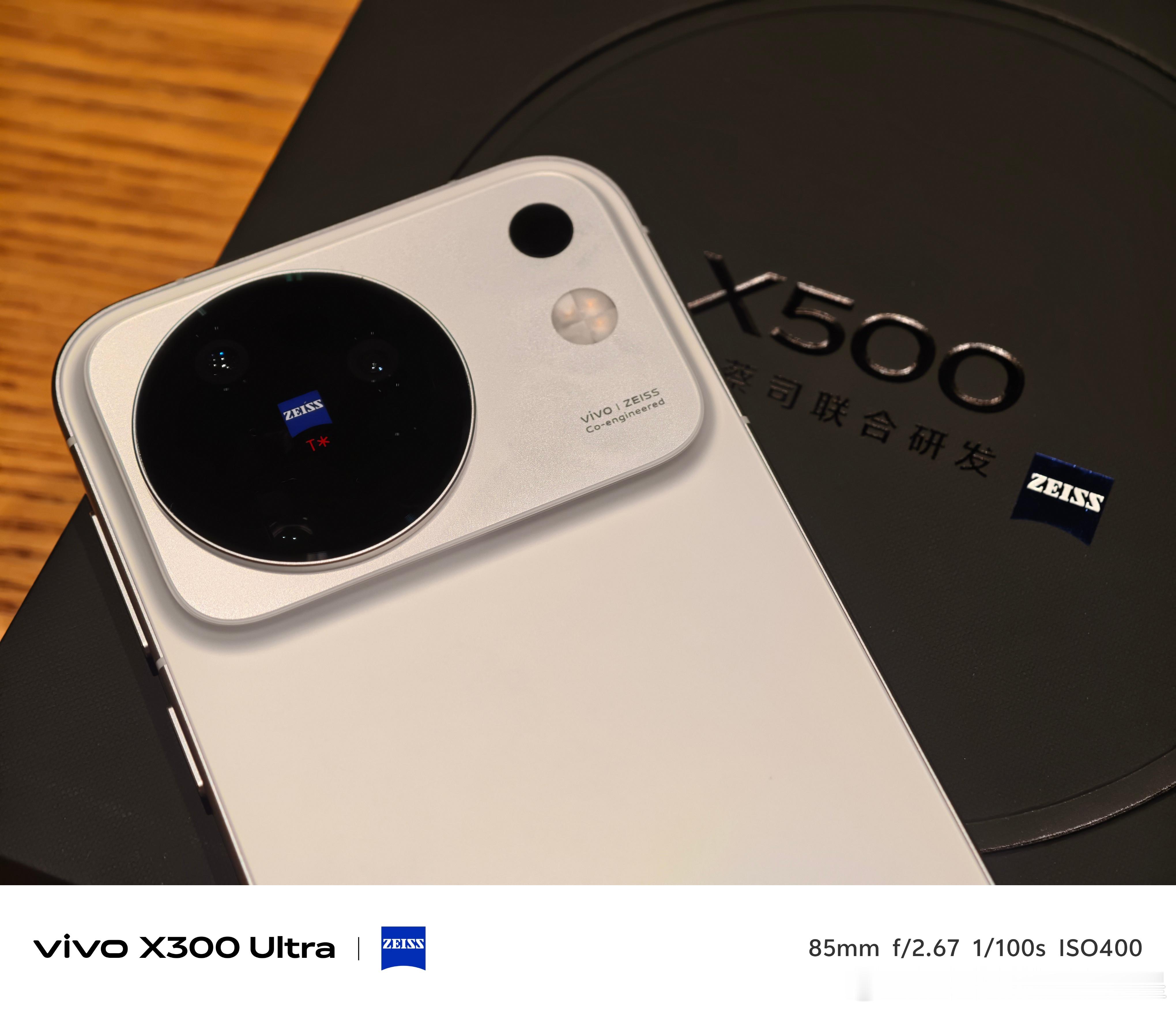 #数码评测# 晴天版配色的vivo X500开箱，这独特的四色幻变效果真的让人自在心境。尤其是在镜头模组上，还采用了全新一体浮空岛的设计，搭配上航空铝合金中框，这6.59英寸屏幕和211g的重量，让手感握持度带来最佳体验。
值得一提的是，影像配置也得到了全新升级，除了主摄升级到蔡司高动态主摄蓝图×索尼 ​