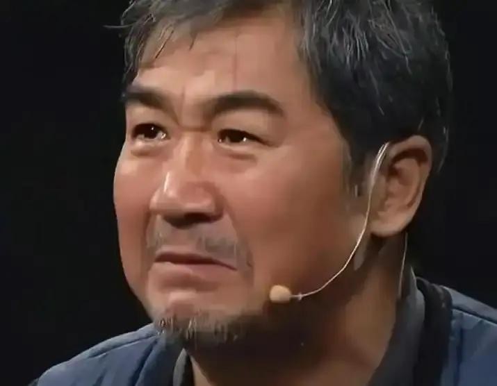2003年，张国立的儿子张默，在中戏门口殴打女友童瑶，18岁的童谣被打到跪地求饶：“歇10分钟再打吧！让我缓缓行吗？”没想到，张默接下来的举动，让她至今无法原谅。

可童瑶的话才刚出口，张默的拳头就已经又砸了下来。他一边打一边吼，嘴里全是质问和脏话，童瑶只觉得耳朵嗡嗡响，根本听不清他在说什么。她的脸