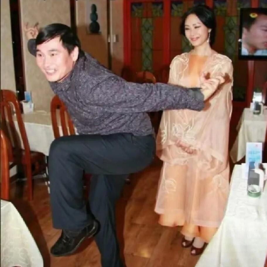 大衣哥在酒桌上晃着笨拙的身子给于文华跳舞，逗得这位歌唱家前仰后合，这一幕比任何饭局应酬都真实。当年朱之文还在村里被人嫌不务正业，于文华看到视频后自费带着星光大道导演摸到他那土院子里，硬是把一个穿破军大衣的庄稼汉推上了央视舞台。后来上选秀、闯星光大道、登春晚，主流平台一层层盖章，他才从“网上刷到的草根