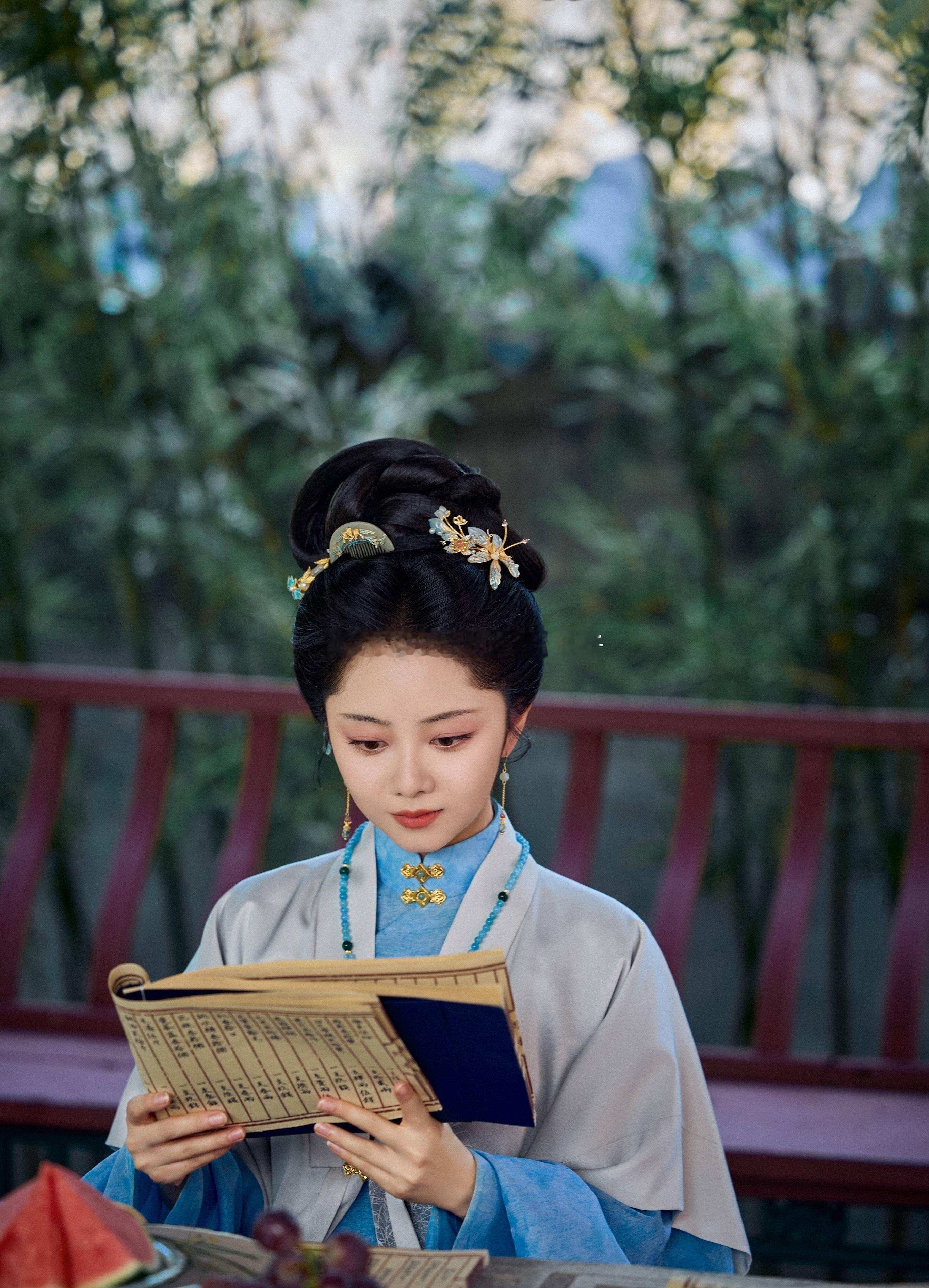 #兰香如故云合S加#

低开高走，《兰香如故》正式拿到云合S+评级，正片有效播放市占冲到24.7%直接登顶榜单。

开播之初并不被看好，数据一路逆跌往上冲，网台双向发力。不靠过度营销，靠剧情、人物质感慢慢攒下路人盘，用实打实的播放数据证明好剧会被观众看见。

剧情不悬浮，角色立体，女性群像刻画很 ​