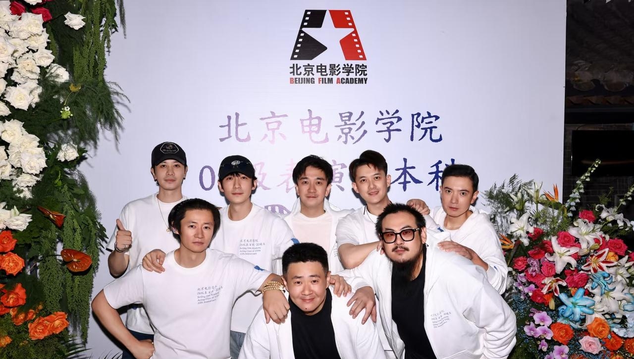 朱一龙和他的恩师崔新琴以及同班同学聚会了，这是他进入北电20周年纪念活动啊！

认识朱一龙五年多，第一次看到他和表演系的同学们聚会。还不是他发的，是他的好同学陈伟栋发的。朱一龙大概率不会发，它低调可不是一年两年一次两次。

话说早了[捂脸]朱一龙也发了，不过七张就有四张是和自己的老师合影或者他给拍的