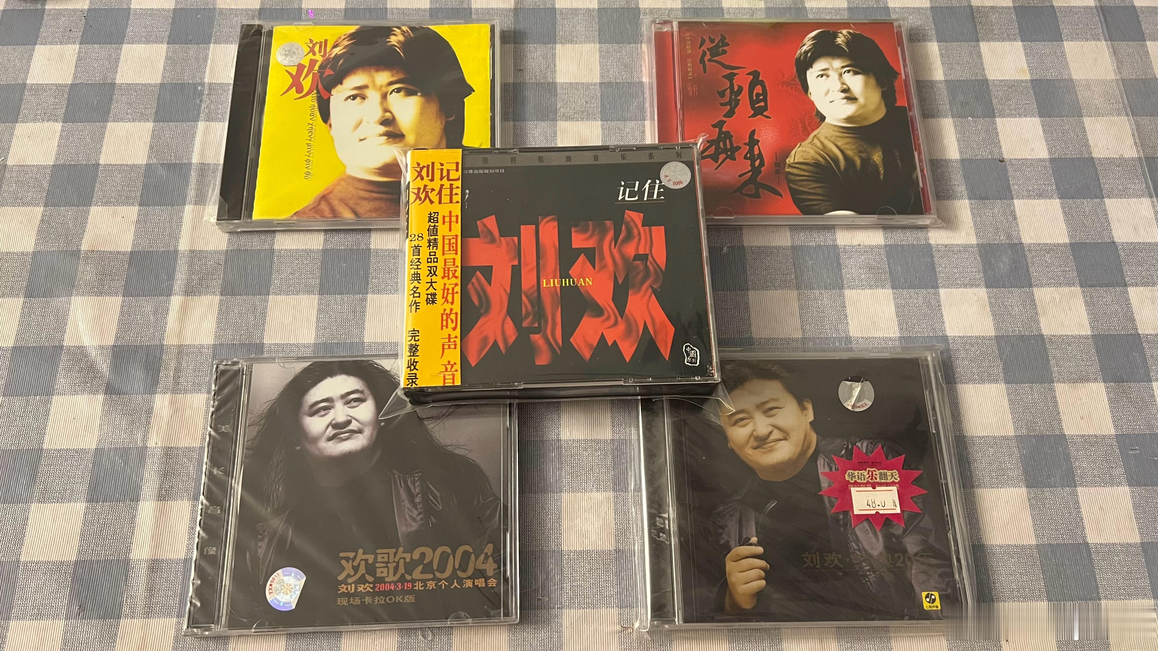 国内乐坛确实比欧美日韩港台乐坛黯淡太多，但刘欢确实我一直坚信的国内男歌手的扛把子，前几年一口气全网搜刮了他几乎最狠的精选集和演唱会！如今音乐巨匠就此消逝，C位的这套重金淘到的《记住刘欢》的首版A标极品成色的索尼压盘，等我退休了高价倒卖唱片的时候绝对不会挂闲鱼的，这是要永久珍藏的精品 ​