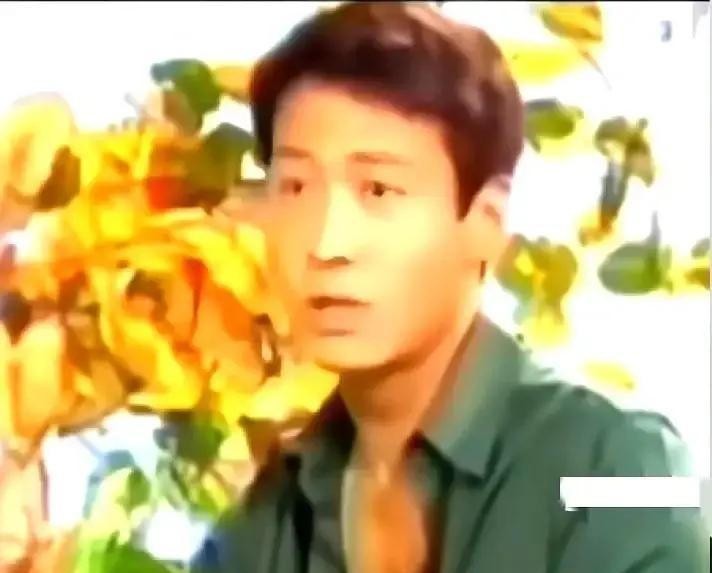 1999年，黎明坐在蔡康永对面。蔡康永开口扔过来一个问题：有传言说你不喜欢笑，是因为你不喜欢自己的牙齿。
黎明没有解释牙齿。他回了一句：他们说你蔡康永不吃鸭子，只吃鸡肉。
这句话在2026年10月被翻出来，重新刷了一遍屏。翻出来的时机跟蔡康永近期的争议有关，但抛开外部原因，单看这段对话本身，它之所以