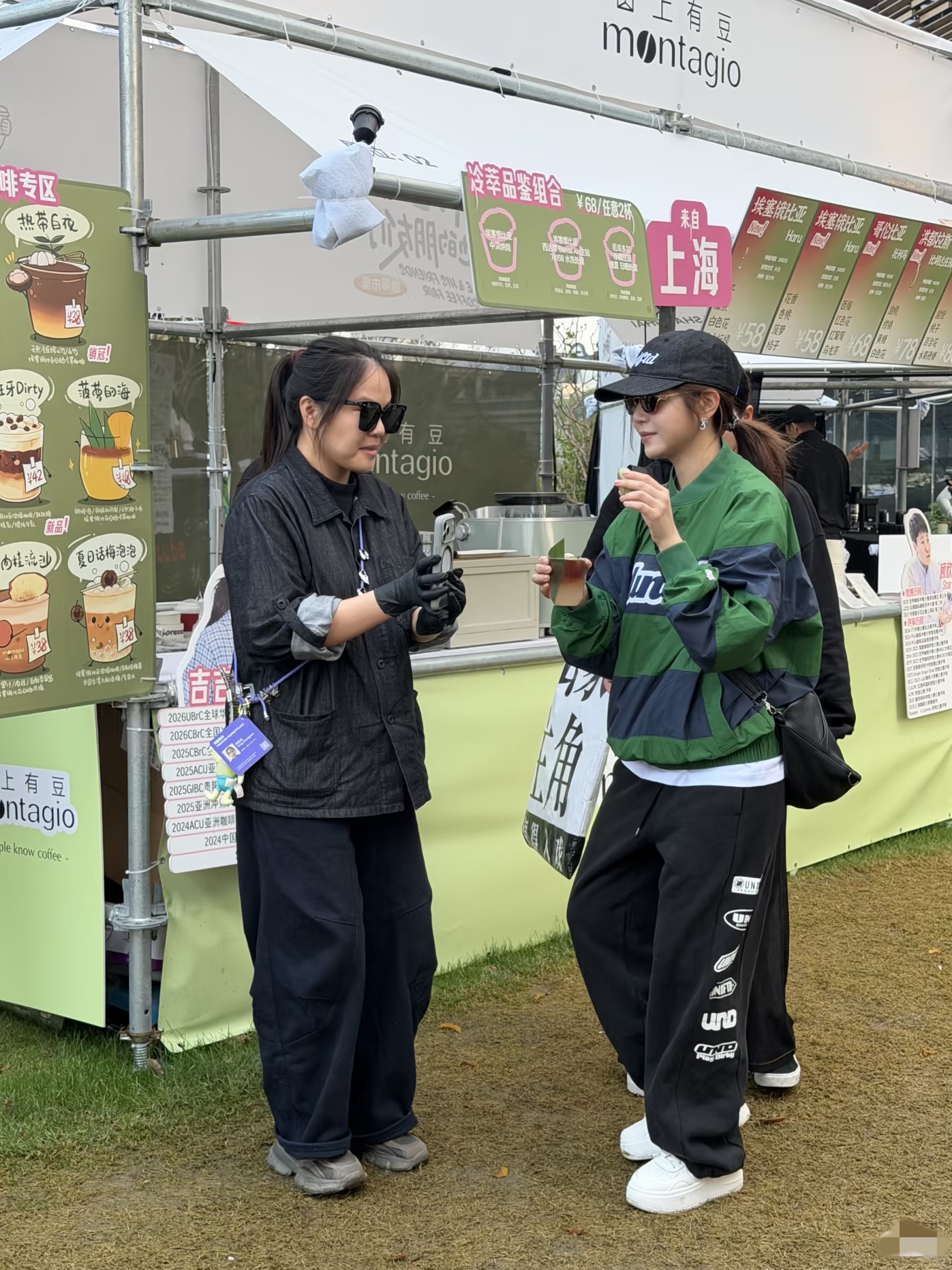 有网友在浙江嘉兴乌镇偶遇陈妍希，她在街边小摊喝咖啡！她这身穿搭还挺休闲的，显得人很年轻有活力，有一说一，之前对她的印象一般，娱乐圈的美女太多了，她绝对不算是很漂亮的，但是现实中看，她还挺好看的，皮肤白白的，很甜妹！她到这边是去参加乌镇戏剧节的，她还挺活跃的，能融入这边的戏剧圈！