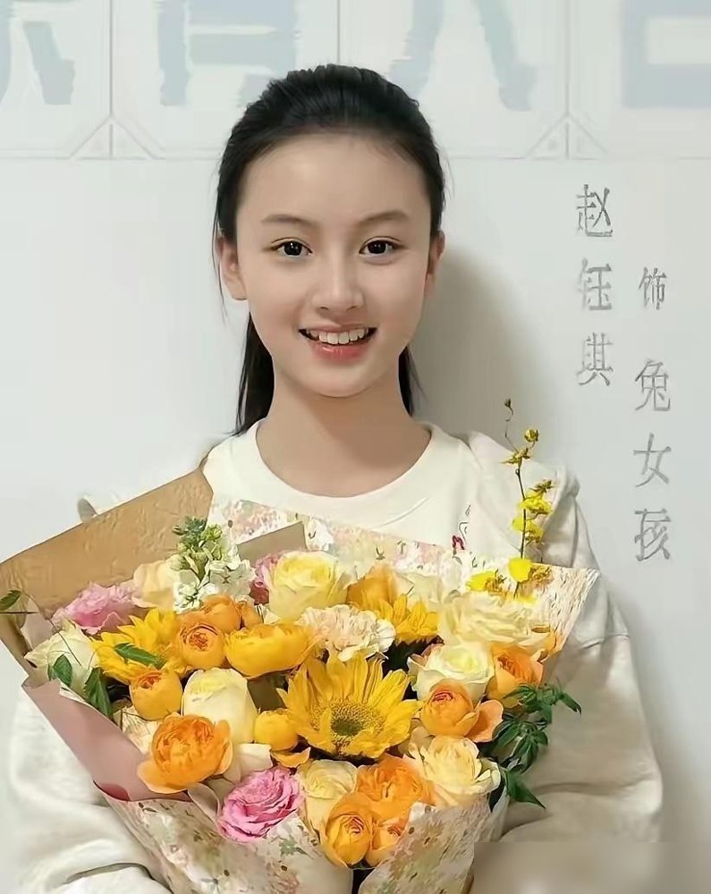 21岁年龄差，林俊杰他妈第一个不同意？结果老太太全程牵着那姑娘的手。
新加坡F1现场，七七就坐林妈妈旁边，两人凑着头说话，比亲闺女还热络。隔天街头被拍，十指紧扣，不躲了。
这姑娘当初被群嘲“小土妞”，如今帕森斯毕业，妆容谈吐全变了。林俊杰直接带亲妈飞纽约参加毕业典礼，两家家长同框。
什么白富美