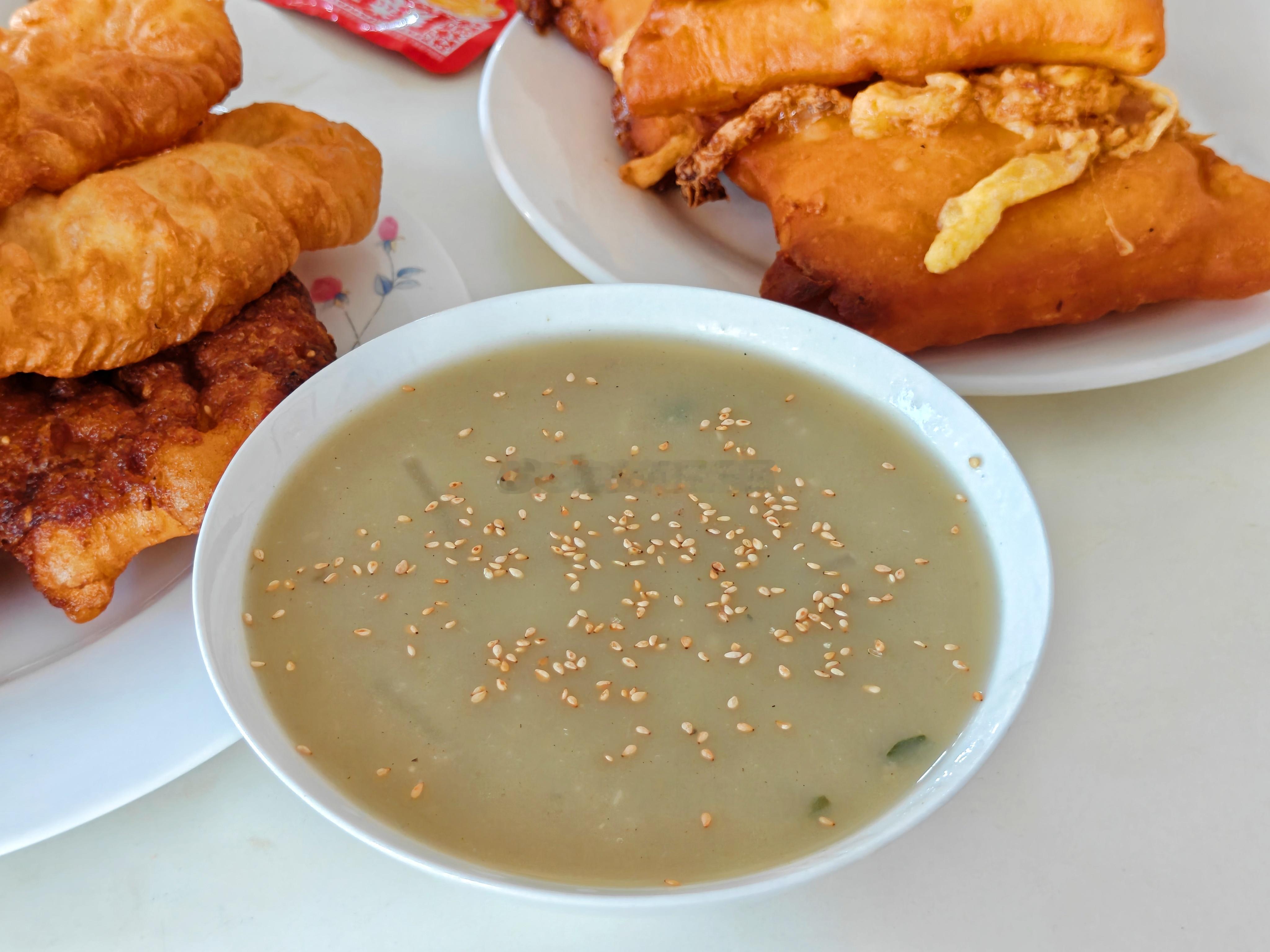 山东美食山东美食汤圆旅行食记之山东临清美食 📍聊城临清 ₂₀₂₆.₁₀.₀₇【邱家 果子 豆浆 豆沫】🌈 一大早老公朋友说要带我们去个网红早餐店，他早上先去排队，让我们起来过去找他我以为是啥店了，到了以后傻眼了，这跟我家楼下早餐店有啥区别？？？竟然一堆人排队。。。我们到了都10点半了，朋友不知道几点去排的，反正吃上都11点了吃完以后大呼值得虽然石家庄满大街这种早餐，但就是香就是好吃啊临清叫鸡蛋包我记得有的地叫炸布袋有的地叫炸老虎，都是差不多的东西，庄里不太多，这玩意真好吃啊，朋友还要的双蛋的，太过瘾了