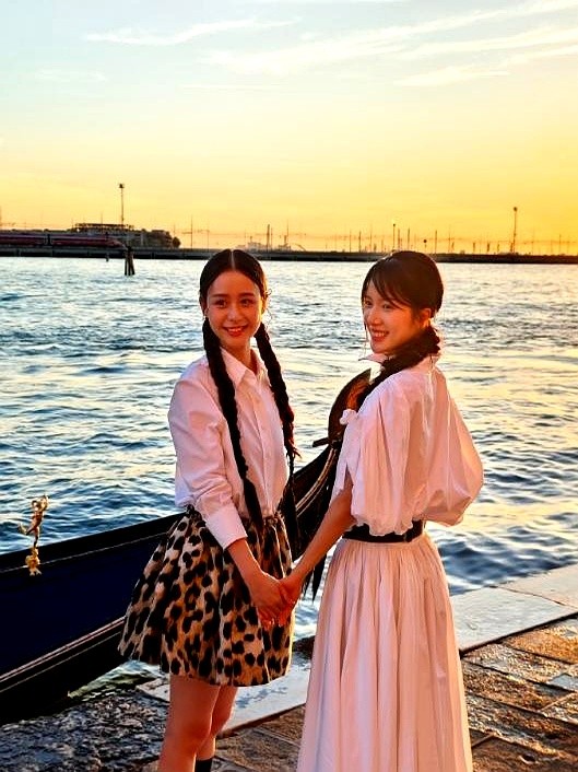 电影里连个照面都没打的三个人，竟然在威尼斯的夕阳下吹着海风碰头了。

影评人刚把照片扔出来，影迷就破防了。李思潼、王彦桐和王晓慧光着脚丫踩在沙滩上，没人管什么走位和表情管理，三个人靠在一起笑得前仰后合。

看过《给阿嬷的情书》的都知道，南枝、木生、淑柔在戏里硬是没凑到一块，成了多少观众心里拔不掉的刺