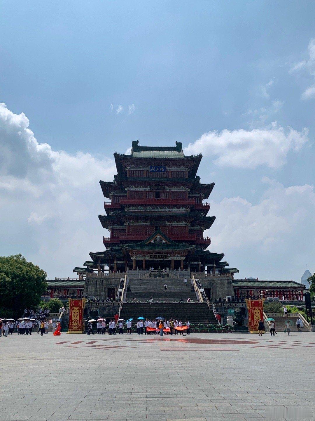 今天我来到了滕王阁。“滕王阁，位于江西省南昌市东湖区沿江路，地处赣江东...