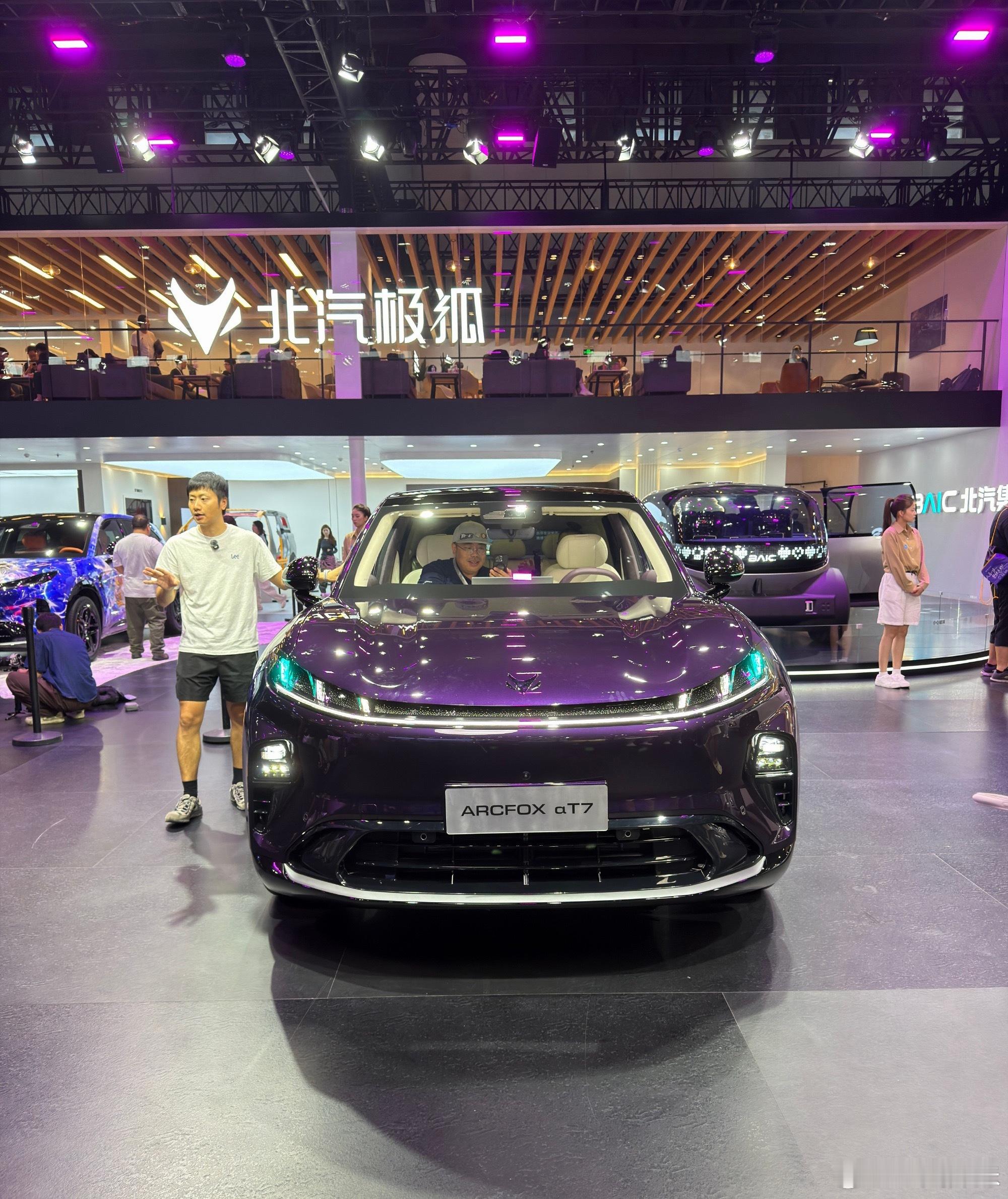 极狐阿尔法T7预售13.78万起极狐阿尔法T7开启预售，轿跑SUV的造型很有辨识度，内饰质感也在线。原本印象里是瞄准二十万区间的车型，置换之后十三点七八万起的预售价，着实有点意外。把配置和价位放在一块掂量，这个定价大家觉得诚意够吗？ ​​​