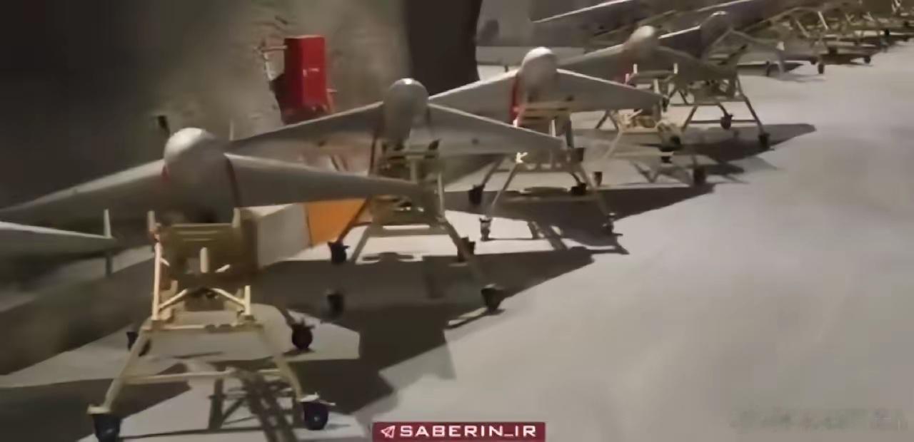 “痛打落水狗”！伊朗不宣而战，导弹突袭伊拉克，美军F-15E拦截失败！当地时间2026年9月28日凌晨，美军继续撤出伊拉克库尔德斯坦自治区，几百辆美军雇佣的大卡车，拉着美军武器，装备等，浩浩荡荡的撤离。
而伊朗革命卫队再度对伊拉克北部库尔德斯坦地区，多个地点的库尔德武装，伊朗叛军基地，实施战 ​