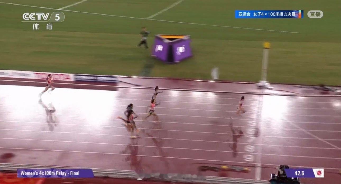 中国女子百米接力金牌女子4×100米接力拿下金牌，真的太让人热血。接力赛拼的不只是个人速度，更考验四人之间的默契与配合。每一棒交接都扣人心弦，姑娘们奋力奔跑，把中国速度展现得淋漓尽致。为四位姑娘喝彩，这份荣誉来之不易。 ​​​