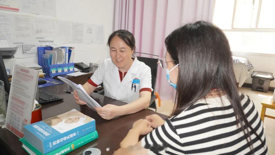 #大气渭南#【“毫厘”之间 守护生命——记渭南市妇幼保健院临床药师巴晶晶的“药”守初心】

巴晶晶
       渭南市妇幼保健院药剂科临床药师，主管药师，毕业于西安交通大学药学院，硕士学位，从事临床药学工作15年。曾获得由陕西省药学会举办的“药健康进万家”科普大赛陕西省总决赛三等奖、渭南赛区 ​