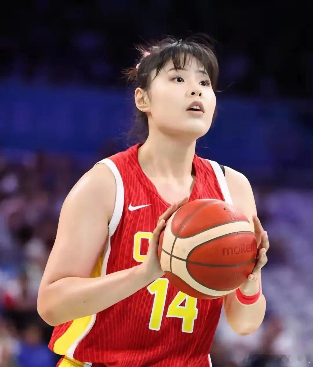 #李月汝回应缺席世界杯#

缺少了李月汝，中国女篮少了重型内线轮换，韩旭的负荷将直接拉满。双塔战术用不了，对抗欧美强队时篮板和低位攻坚可能要吃亏，冲击好成绩难度变大，虽然有张子宇，但毕竟还年轻，还是期待姑娘们能够打出惊喜吧。#中国女篮[超话]# ​