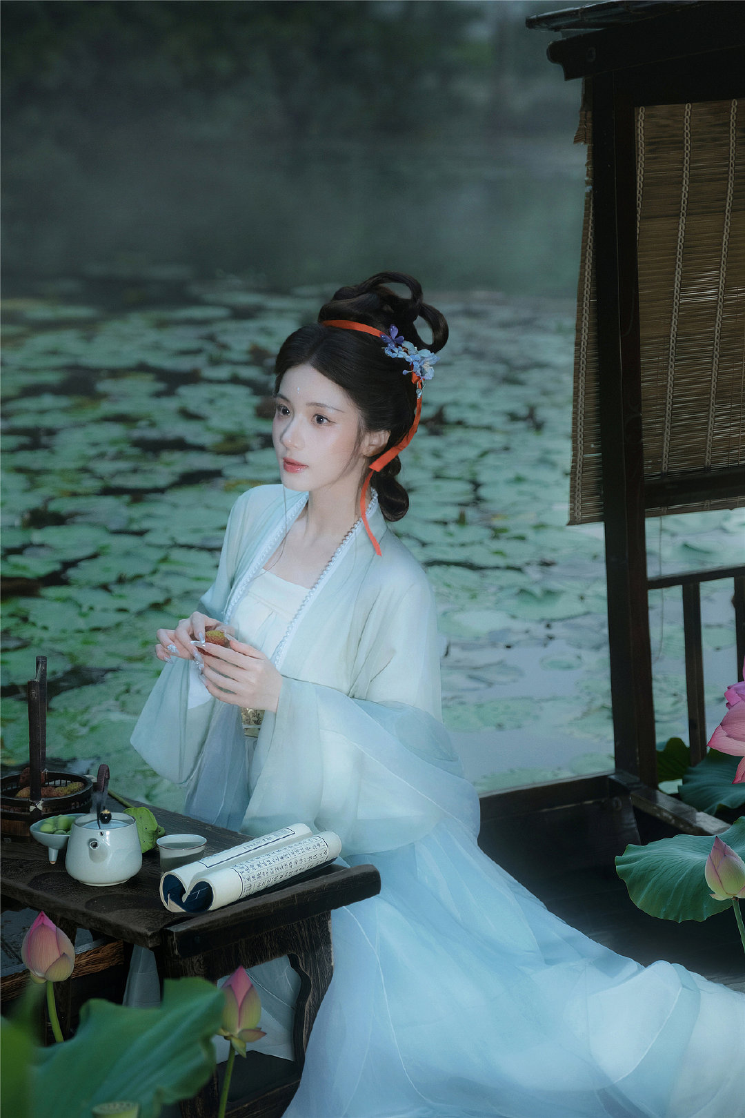 #汉服[超话]##胶片心情##摄影##微博摄影# 小船·流水·人家

摄影：IMAGE ​