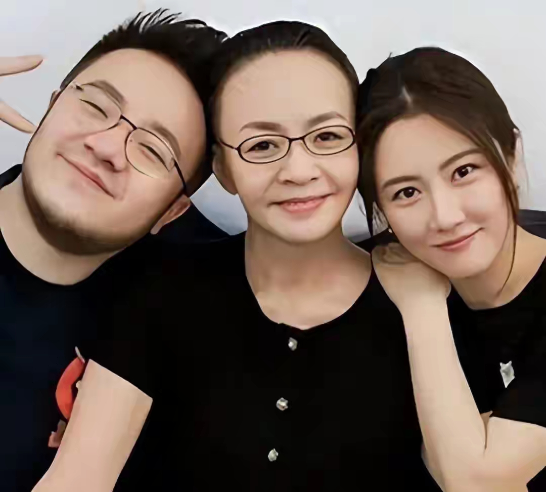 66岁的宋丹丹，如今的日子当真称得上是泡在蜜罐里。
生日宴上两个小孙子绕着膝头嬉闹，干儿子林大竣偏和她同天生日，每年都凑在一块儿热热闹闹地过。豪宅里鲜花堆得满桌都是，气球飘得满室鲜亮，她笑起来眼睛都弯成了两道缝，哪里还有当年感慨“做名老女人更难”的半分紧绷？
搁从前谁能想到她能活得这么舒展自在？
头
