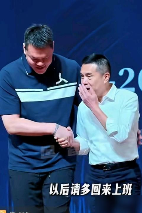 宏远老板陈海涛一句话，把朱芳雨又拽回了球馆。
10月12日中山医院那场活动，陈海涛、杜锋、朱芳雨三个人同框，有说有笑。外界传了几个月的铁三角破裂，就这么被一张合影碾碎了。紧接着新赛季出征仪式，朱芳雨拿着荣誉顾问的头衔坐在台下，杜锋顶着总教练的名分站在场边。
说白了，朱芳雨是自己想退。总经理那摊子