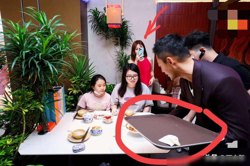 汪小菲瘦到衣服打晃，端着盘子往人堆里扎，张兰马筱梅一个没来。
9月29日，麻六记佛山新店开业，排队拐了几个弯，他端菜一趟接一趟，没有半点老板架子。
张兰和马筱梅没露面，不是不捧场，是七店同开，全家押在国庆这波客流上。
9月28日，马筱梅直播回怼争家产，说无福之人留不住。汪小菲还带12岁小玥儿逛