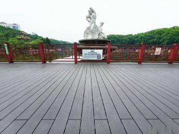 【变废为宝！废旧线路板“化身”公园新景观】近日，蚌埠津浦大塘公园完成部...