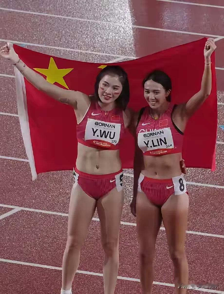 拼到最后一刻！吴艳妮13秒12摘铜，竞技体育输赢之外，更看见勇气
9月27日，名古屋亚运会田径女子100米栏决赛举行，中国选手吴艳妮跑出13秒12的成绩收获铜牌，日本选手包揽该项目金银牌，另一名中国选手林雨薇最终排名第七。
赛道之上，每一个栏架，都是一次考验。熟悉吴艳妮的观众都记得，三年前杭州亚运的