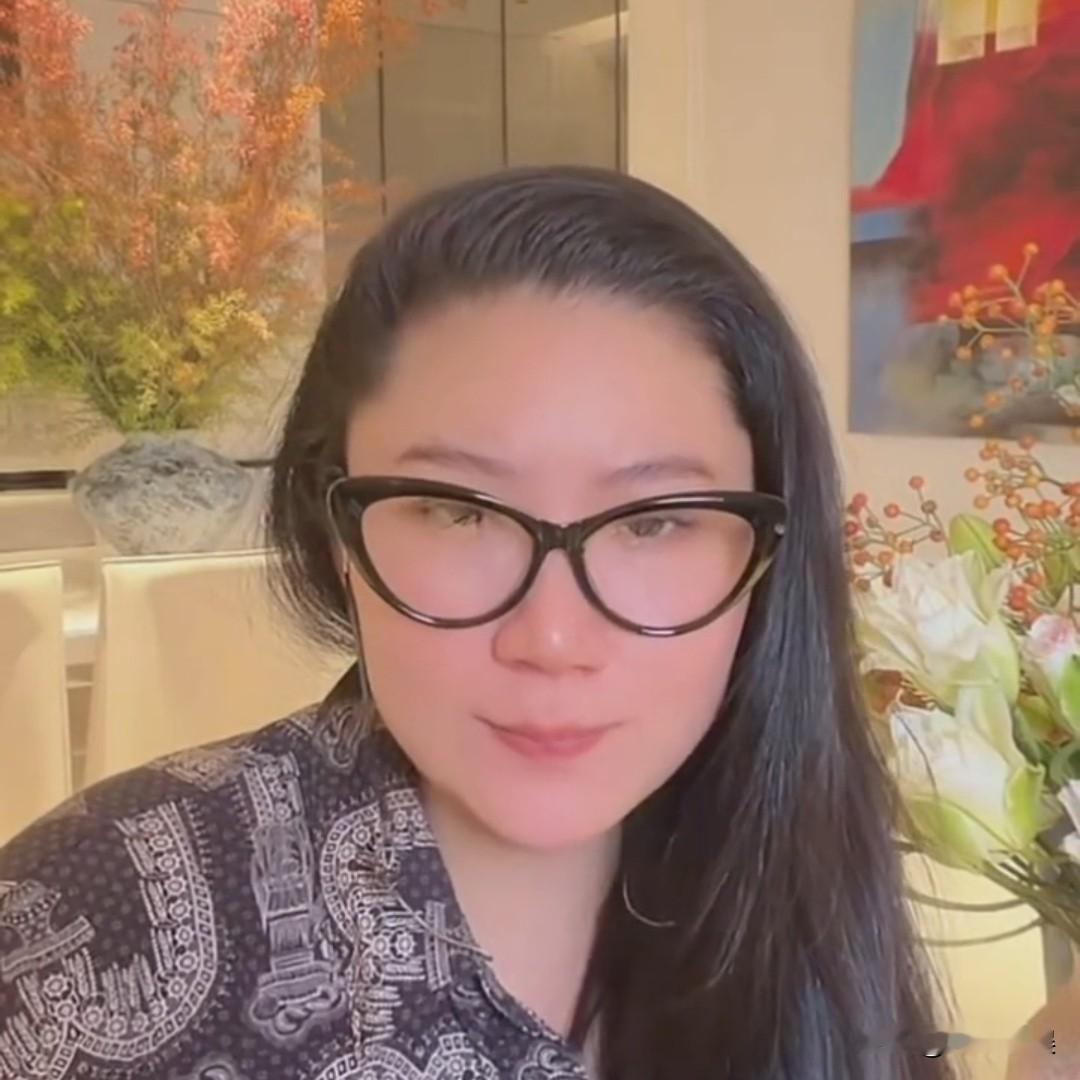 9月14日，谢贤前女友Coco直播时坦言，她同时喜欢张柏芝王菲，这并不冲突。

Coco认为张柏芝骨子里倔强又能扛事，独自抚养3个孩子，有情有义极具人格魅力，是自己想要成为的样子。

她曾分享两人看中同款靴子，张柏芝还俏皮的请店员关门，让她俩安安静静的交流穿搭心得。

她同时称王菲的歌声在她心中无人