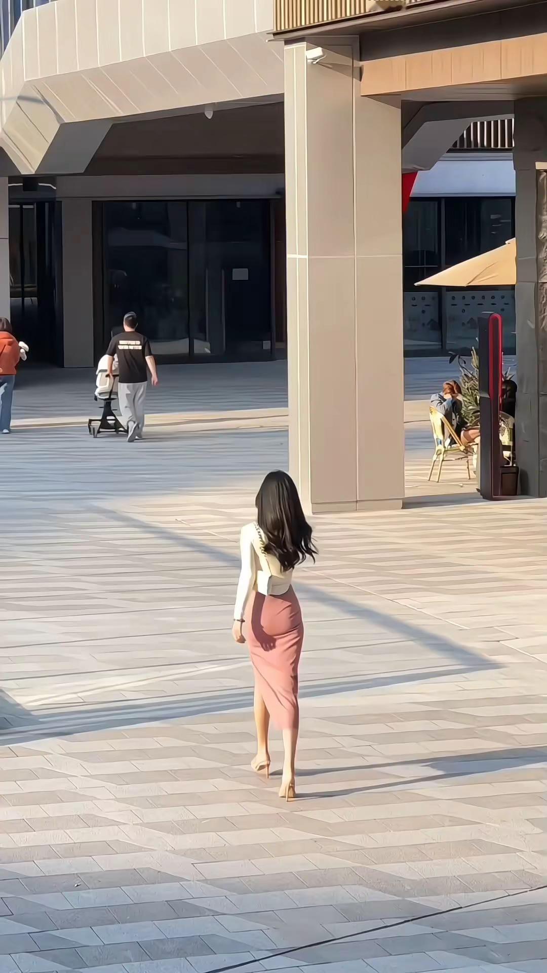 高跟鞋 包臀裙 这身穿搭 单看背影已经是绝杀