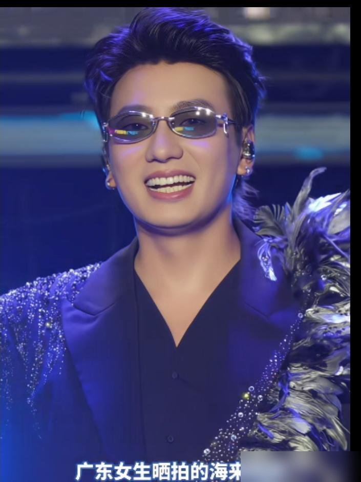 余文乐离婚后暴瘦，生图直接帅回春，评论区全在喊李敏镐。但真信他是纯靠饿出来的，你就输了。
看看他最近背心照，肩颈线条紧致，脸不垮，牙白得反光。这状态不是掉秤能掉出来的，是团队重新包装过的。
对比一下陈晓东，医美过度脸僵成蜡像。再看魏骏杰，素颜发福直接没眼看。朴有天倒是回春了，可那笑容里全是营业感