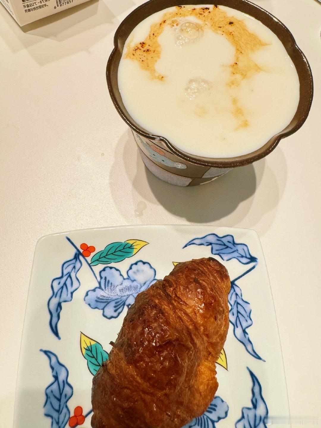 #生活手记# 
这一早上送了个娃吃了个早餐
另外单独编辑了一段文字发给老师
就要9点啦
时间好不经用
#iPhone17涨价#什么都涨，钱也不经用了 ​