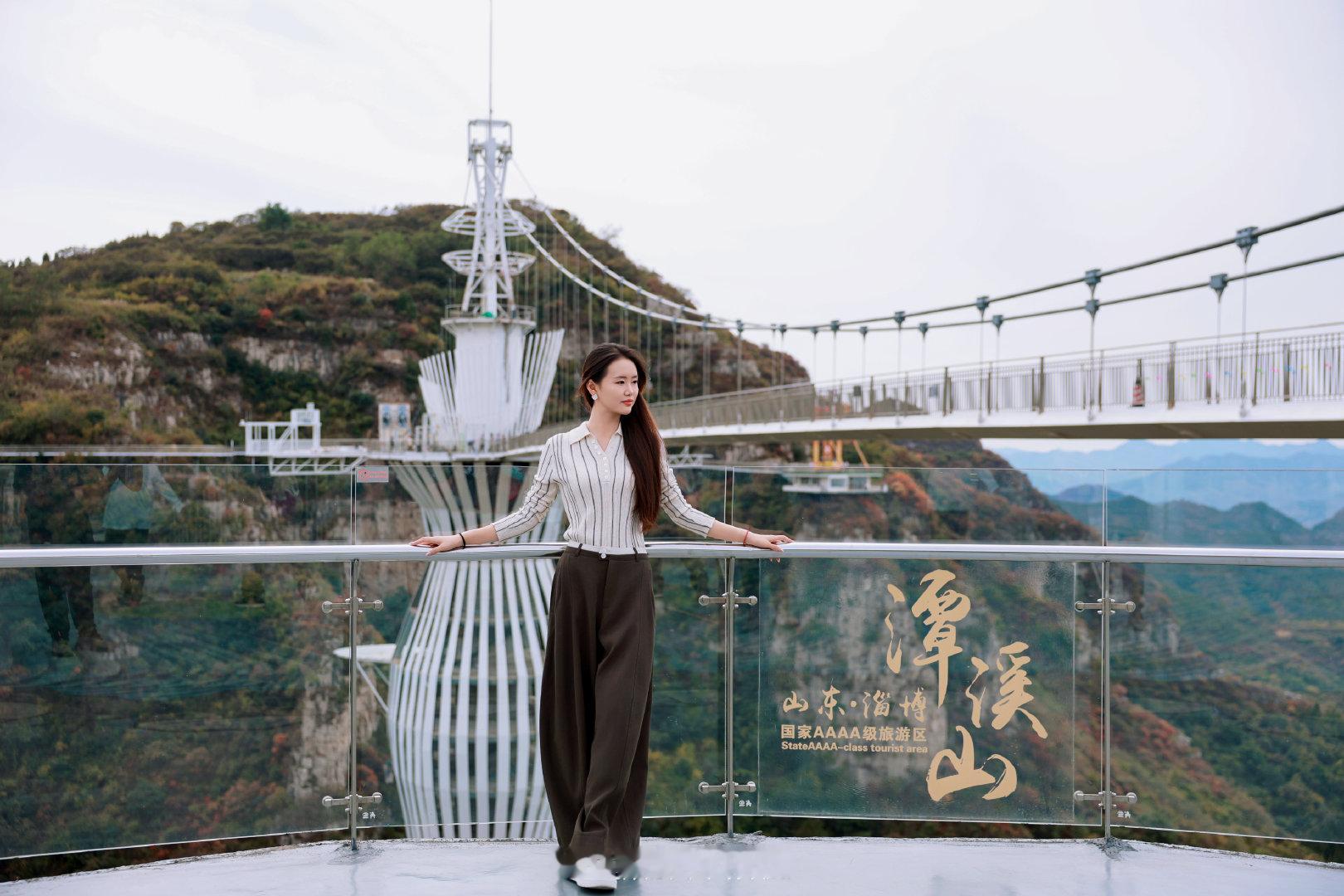 早呀 又是没法出门的一天，但真的希望大家能去潭溪山高空咖啡馆感受一次日落放空自己#济南地标为潭溪山女王塔点亮##山东荣耀magic9##人可以和不爱的人过一生吗#  ​