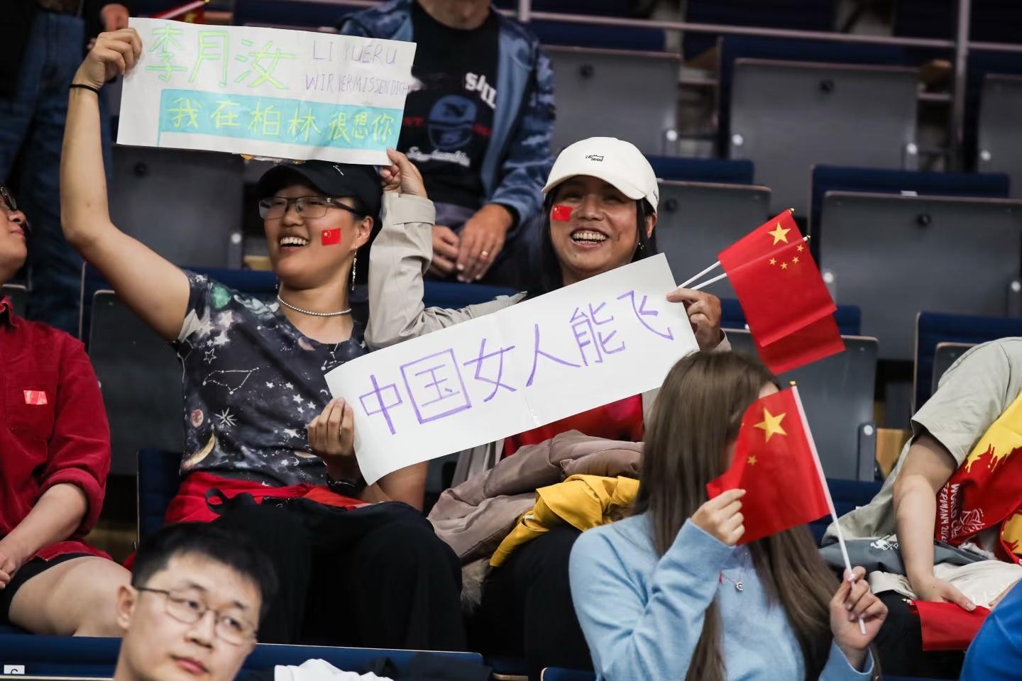！！！#中国女篮[超话]#

球队刚打完附加赛，休整时间不足19小时，体能储备远不如提前轮空休整的法国。
 
本场得分高度集中在韩旭、杨舒予两人，其余队员没能稳定续上分。
全场送出18次失误，大量失误直接被对手打成快攻反击。
 
半场没有抢到任何一个前场篮板，拿不到二次进攻机会。
法国外线手感火热 ​