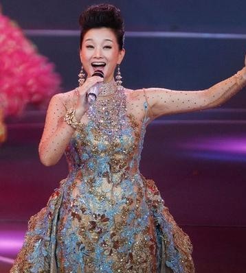 宋祖英结婚13年没生孩子，外面都以为她丁克，39岁那年怀上了，怀孕5个月还在拍MV。
这事儿放在今天看，还是让人觉得不对劲。一个连续24年登上央视春晚的国民歌唱家，一个做出《雍正王朝》《走向共和》的制片人，两口子结婚13年没要孩子。搁现在，热搜能挂三天。
外面传了十几年的“丁克”，当事人从来没认过