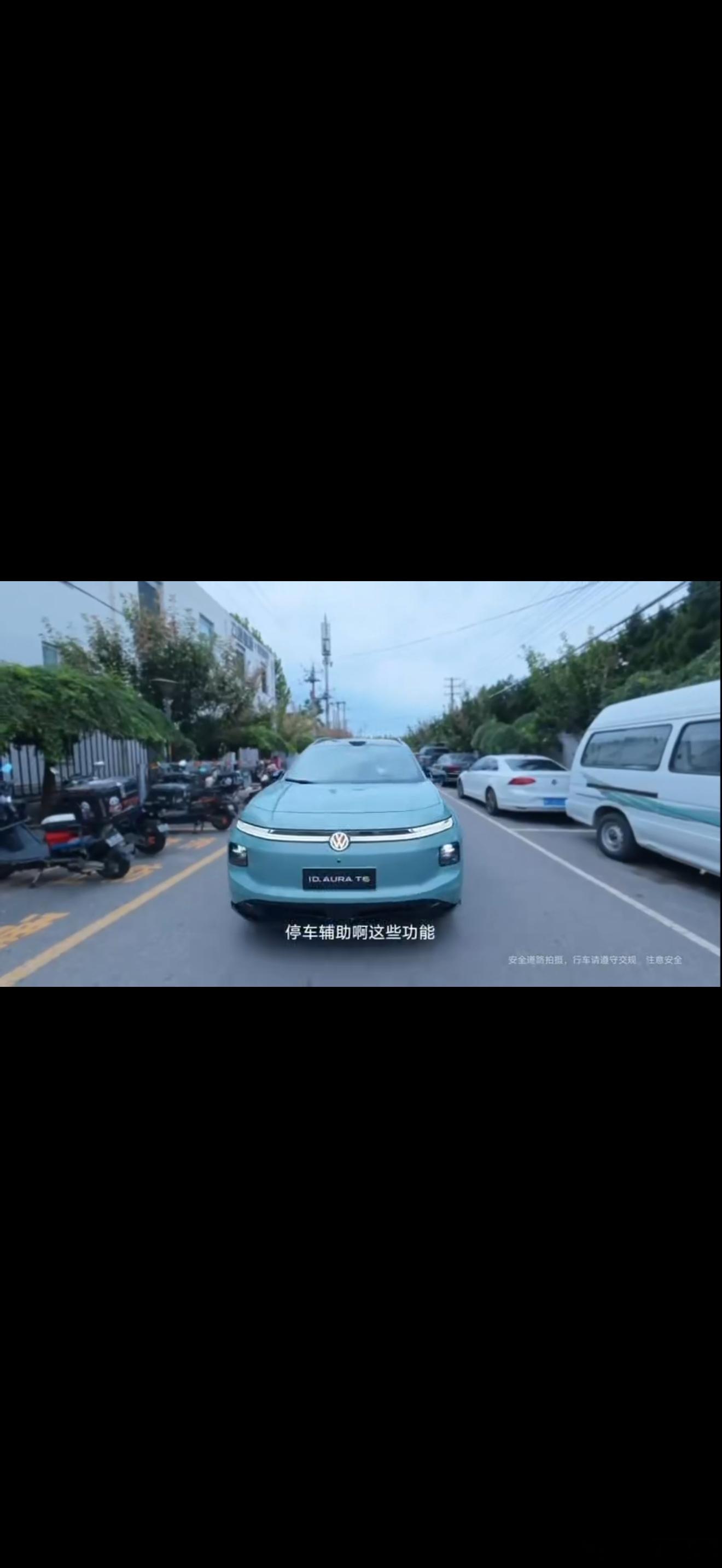#跟着易立竞看T6##易立竞找代驾试车##一汽大众T6# 求真，是易立竞身上最鲜明的标签。还记得她访谈向佐，前期充分调研打磨，整场深度对话引爆全网，拿下81个热搜，撕开人物的真实模样。对待车企访谈，她同样保持这份不盲从的思考。准备和一汽‑大众的访谈时，她没有听从产品经理的宣讲，也不翻看各类车 ​