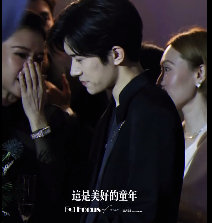 #易烊千玺完全是贵公子##易烊千玺章子怡活动晚宴热聊#易烊千玺章子怡活动晚宴热聊,完全是贵公子!电影人的碰面，话题围绕角色与演技，简单对话却很有分量! ​