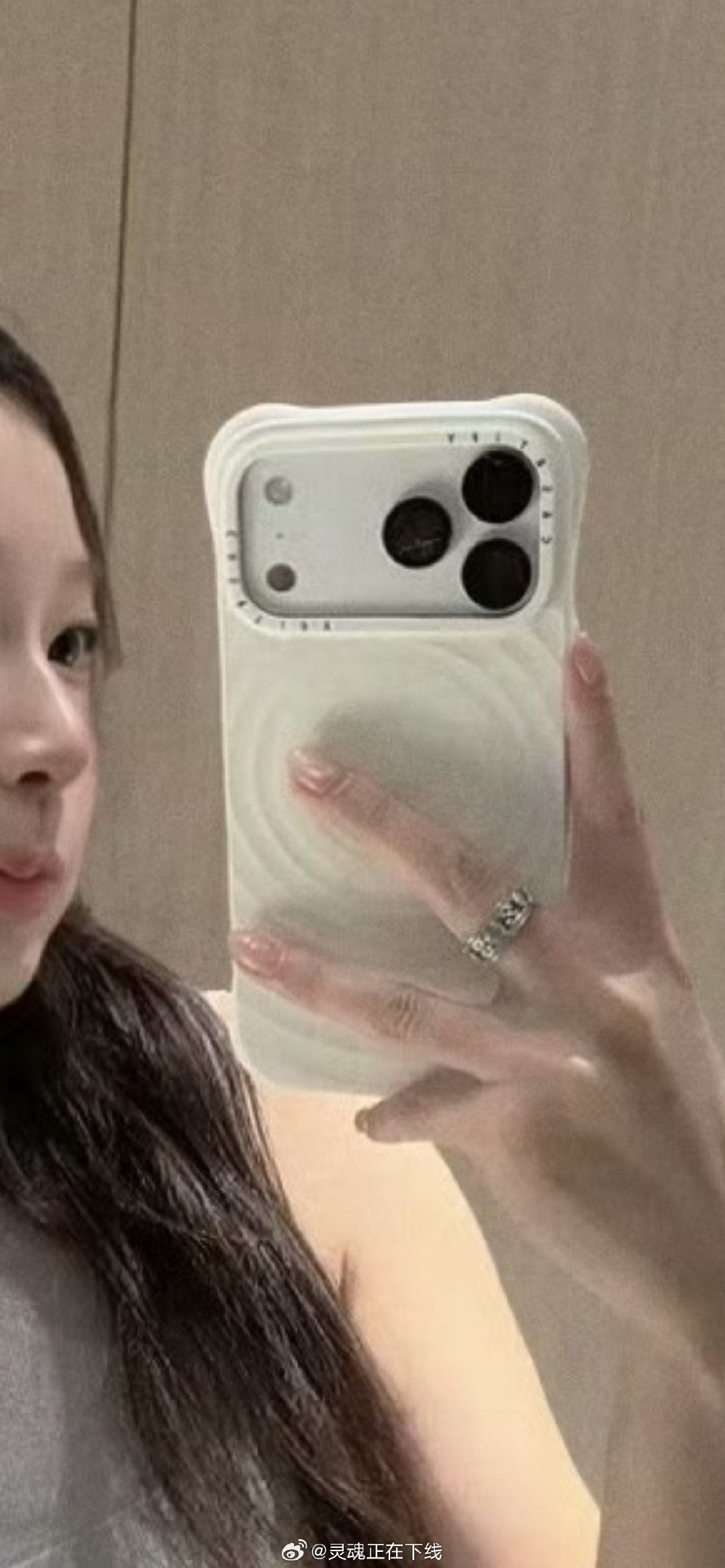 银色iPhone 17 Pro Max还挺好看的！ ​