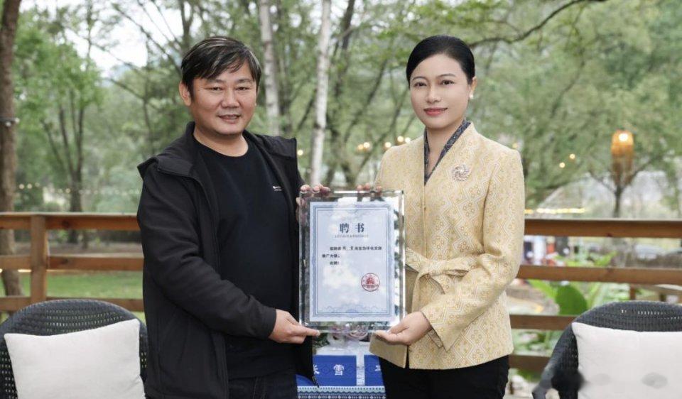 #张雪就是麻阳最好的广告#
张雪为什么能成功，真诚永远是必杀技！他的机车上免费为家乡的产业打广告，带火了家乡的产业。
他说“宣传麻阳，可以把我当牛马用”；提出直播帮家乡带货，当地书记回应：张雪本身就是麻阳最好的广告。
为这样的企业家点赞[心] ​
