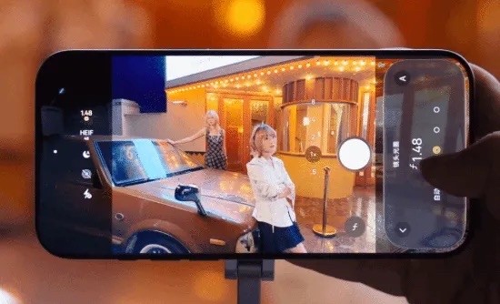 iPhone 18 Pro 和 Duo 这波，真有点“发布会吹上天，上手全露馅”。

18 Pro 那边：可变光圈是最大卖点，结果 f/1.48 一开，暗光里侧面来点光，画面白茫茫一片，老鬼影还没治好，新炫光又补刀，博主一句“拉完了”直接封神。

花大价钱买个“得自己关掉才正常”的主摄，谁不懵？