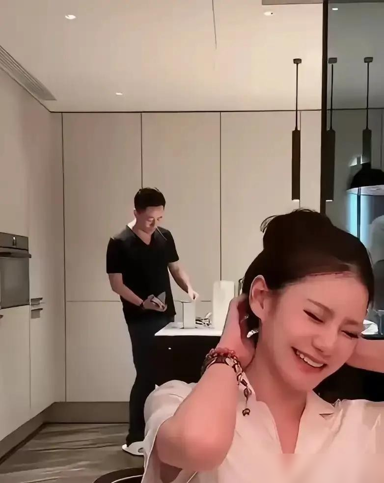 谁能想到，大S弃之如敝履的情绪炸弹，到了马筱梅手里，竟成了事事有回应的完美奶爸？
直播里，马筱梅笑得春风得意，直言拥有这三个孩子，是自己最大的幸运。
别人嘲笑她年纪轻轻给人当后妈，她直接回怼，不是我生的又怎样，他们现在很快乐。
这女人活得太清醒了，不掺和张兰的家事，不硬抢大S俩孩子的抚养权，一