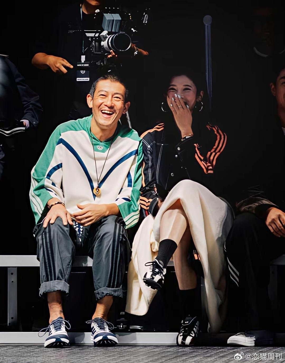 陈冠希和吴艳妮竟然在秀场相邻而坐两个人都在很开心的看秀 两个人状态看起来好轻松 ​