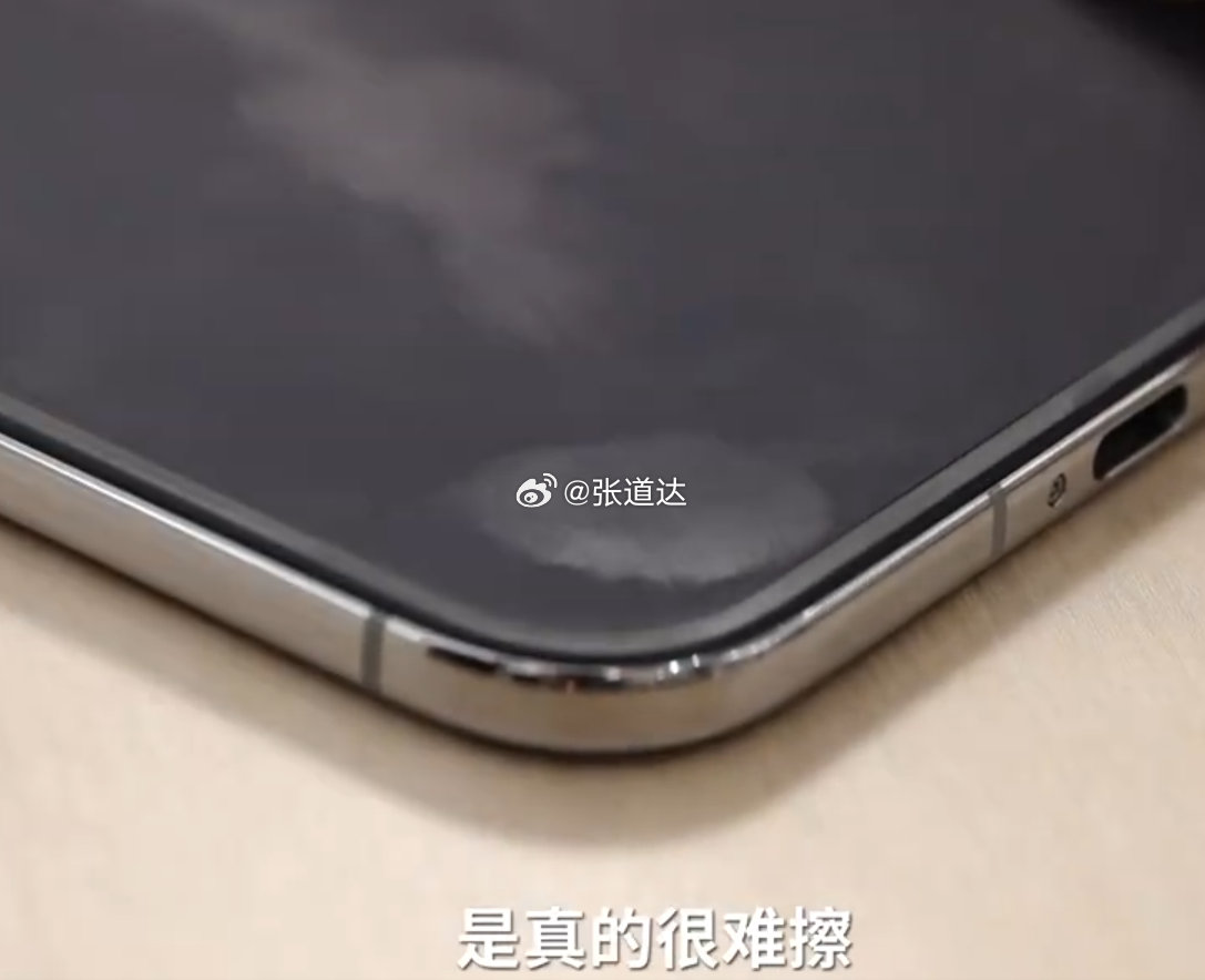 #iPhoneDuo容易粘指纹#【影视飓风测评iPhone Duo：不用担心坐弯或者坐断，内屏沾上指纹很难擦干净】#iPhoneDuo测评来了#10月21日，据白鹿视频消息，苹果首款折叠屏手机iPhone Duo将于10月23日正式发售，新机评测也于今晚解禁。

博主影视飓风发布iPhone Duo测评视频，称：“这次我们为iPhone Duo准备了 ​