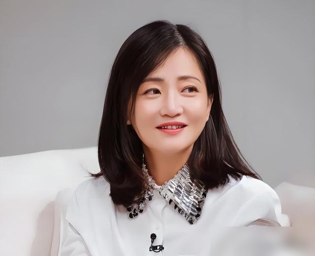 当年在综艺里跟章贺互相折磨，全网都以为她是为爱所困。结果郭柯宇自己戳破了这层窗户纸。
上《陈鲁豫慢谈》，她亲口说，接《再见爱人》就一个原因，没钱了。大病初愈，十年没戏拍，前夫经纪公司递来合同，她就去了。纯粹当活儿干。
现在呢？《兰香如故》刚发物料，《家庭简史》走了首映，戏约没断过。一个人带儿子，