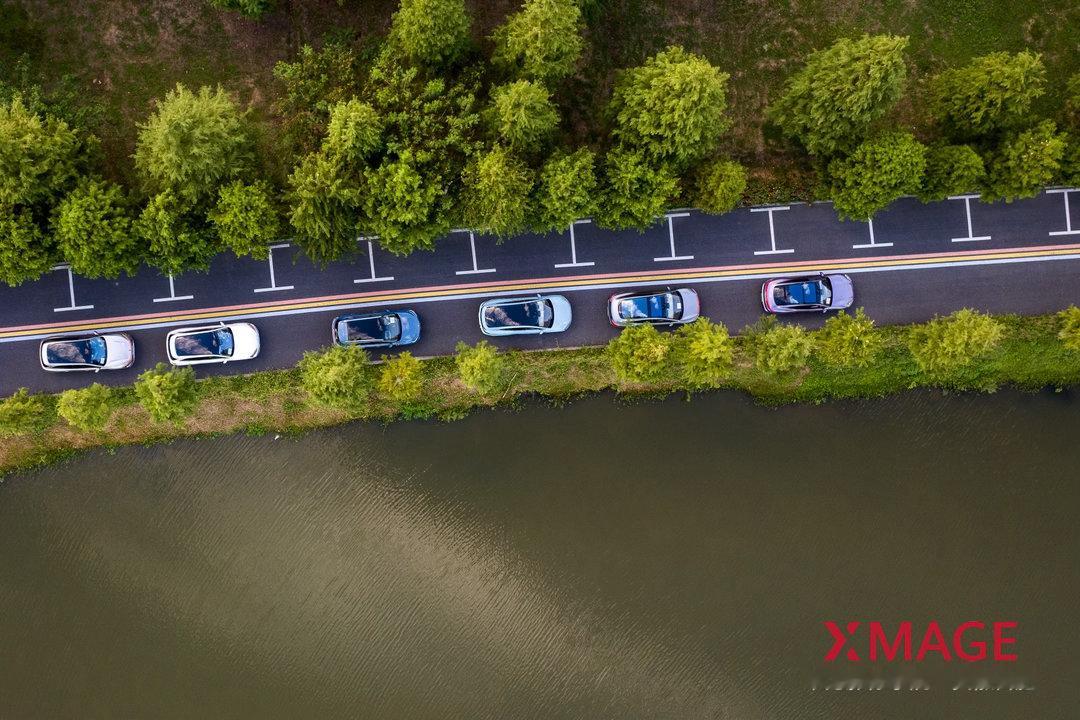 华为影像学院·安徽站✨
跟随#鸿蒙智行# 车队漫游合肥，驰骋湖畔环湖公路，穿梭城市与山水之间，赴一场科技与光影的浪漫邂逅。 ​