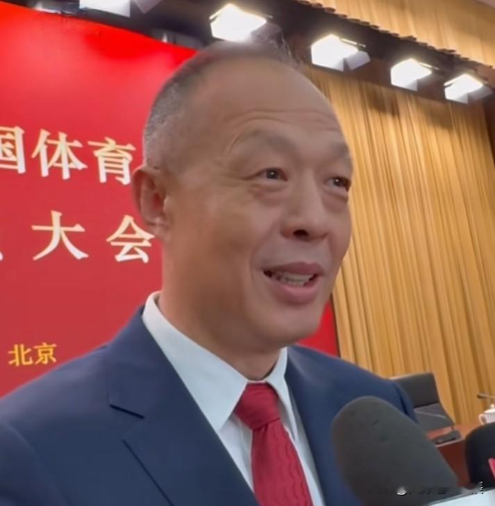 临危救火！张新当选中国羽协主席，上任第一句话就放狠话：把反腐斗争进行到底，全面整治行业乱象，重塑羽球风气。
 
这次换人，背景很特殊。短短四个月，原羽协主席张军、副主席夏煊泽、原副主席王伟接连被查，国羽高层出现集体震荡，行业需要彻底的整顿治理，张新就是在这样的局面下临危接棒。
 
张新西安体育学院科