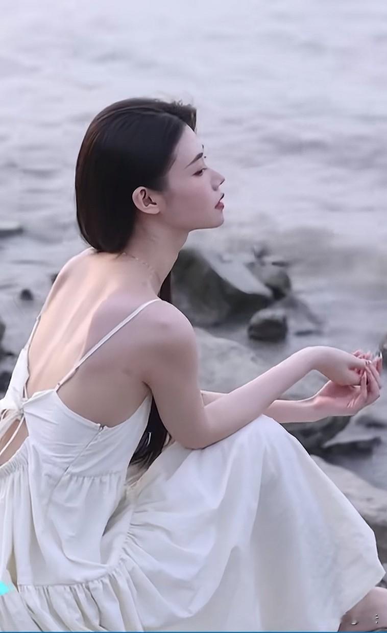 美女网红解约，需赔偿千万违约金，现已被法院下发限制消费令。

美妆博主程十安，本名姜乘澜，今年31岁。
经纪合同官司败诉，要赔1119万，直接被法院限高。

她自己说，认可判决，不会赖账。
但是上千万的赔偿，她一次性拿不出来，主动找前公司商量分期还款，结果被对方拒绝。

真的挺让人唏嘘的。镜头里光鲜