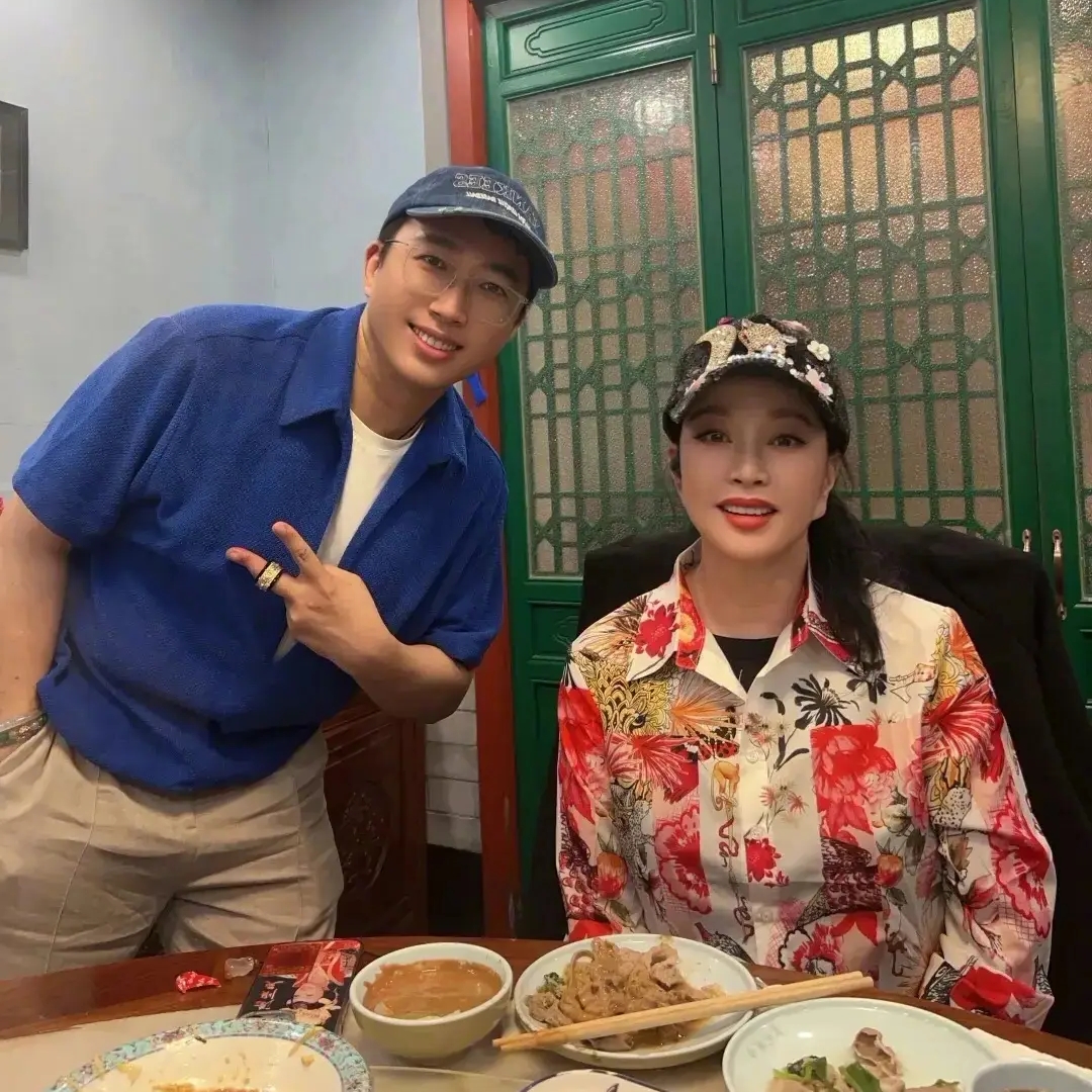 8月29日，北京一家铜锅涮肉店内，于正和刘晓庆吃完饭后，把两人的合照发到这个平台上。

照片里的刘晓庆打扮鲜亮，吃饭的时候状态十分放松。于正写下文字感慨夸赞对方身上充满活力，很少流露出低落的情绪。

刘晓庆开玩笑说要活到150岁的。

我很欣赏刘晓庆这般不服老的心态，她经历过不少起伏，依旧热情满满。