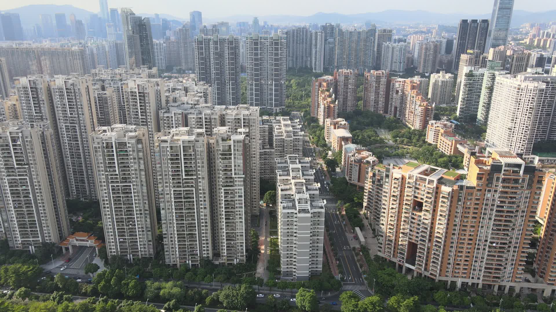 二手房业主开始不让价了：从降价 10 万到一分不降，发生了什么？

广州黄埔中介说，7、8 月份之前，二手房业主为了成交，挂牌价比成交价低 10 万都很正常。

现在不一样了：业主越来越不愿意让价，一分都不降。

国庆假期，新房售楼处人挤人，二手房业主心态也变了。

以前是 &34;求着卖&34;，现在是 &