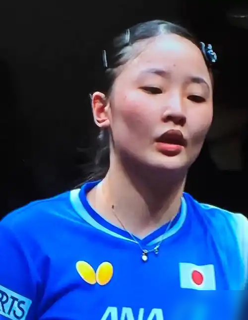 一场3比0的碾压，却把国乒惊出一身冷汗。
9月24日的女团决赛，比分看着悬殊，过程却步步惊心。第二盘王曼昱对张本美和，直接杀到了悬崖边上，决胜局死磕到惊险的10平。
就差两分，张本美和差点复刻日本男团的赢球奇迹。赛后她自己承认，打得挺顺，可王曼昱一发狠，自己就扛不住压力失误了。
日媒还在兴奋，