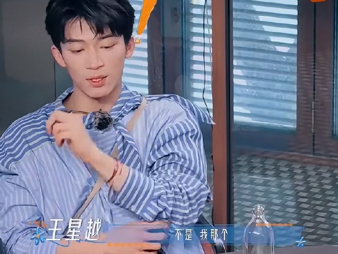 《花儿与少年8》嘉宾初次见面的片段流出，一段吴君如与王星越的互动名场面火速走红，充满生活感的对话，喜剧效果直接拉满，被网友反复翻看。没有刻意设计的剧本，全是真人秀里真实又鲜活的临场反