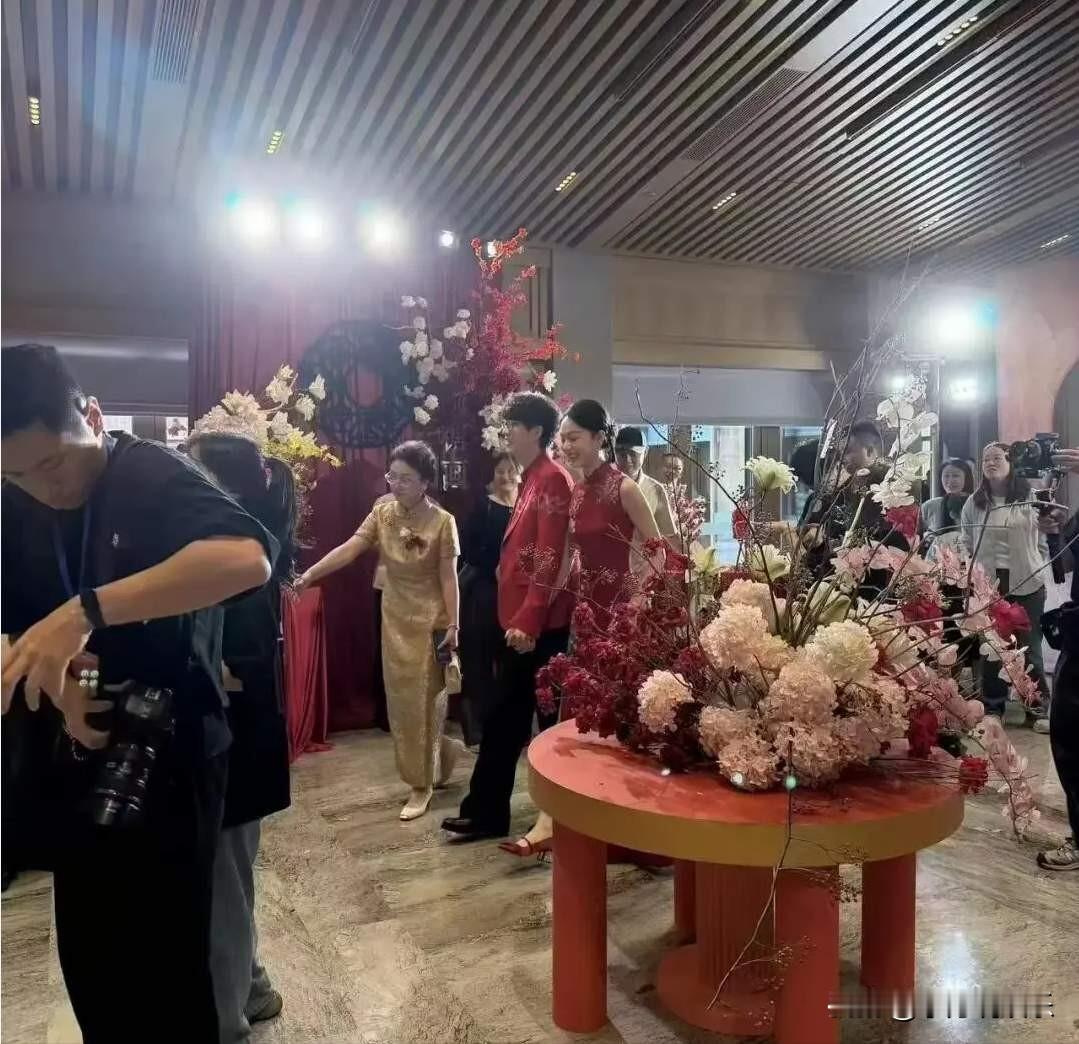许嵩冯禧回门宴曝光，伴手礼是硬盒中华，吃席喝茅台，给足女方面子。

他们是中式婚礼，相差14岁看起来像同龄人，大家都很羡慕冯禧，终于嫁给了偶像。

冯禧是松果，那是许嵩粉丝的昵称，他们的伴手礼居然有一颗松果，细节感拉满。

他们没有官宣恋情，却大方官宣结婚，看了婚纱照和回门宴，我又相信爱情了。