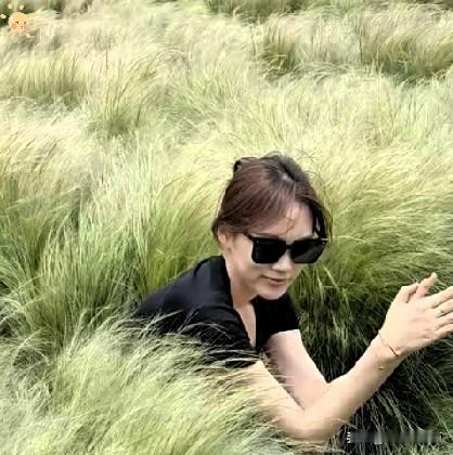 给美女同事拍照片，她眉头皱得紧紧的，是什么意思？，怎么改掉爱看美女的臭毛病