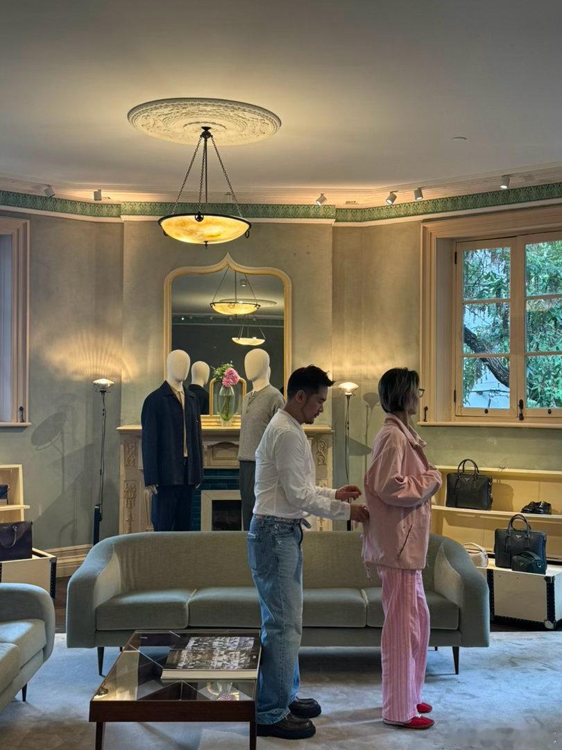 Parda VIC 闭门会
这件粉色外套太好看，梁家辉同款。
跟着闺蜜走，太幸福，哪里都有她的VIP通道[爱心] ​
