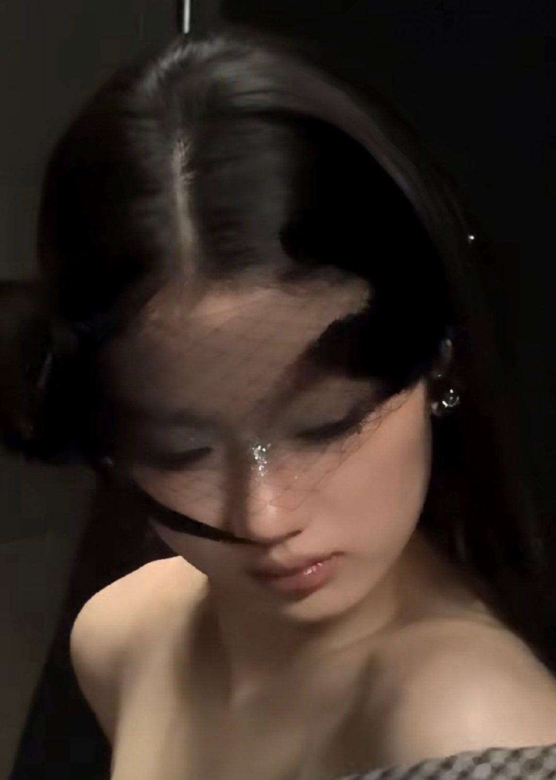 #单依纯[超话]# 像从油画走出来的[抱一抱][抱一抱] ​